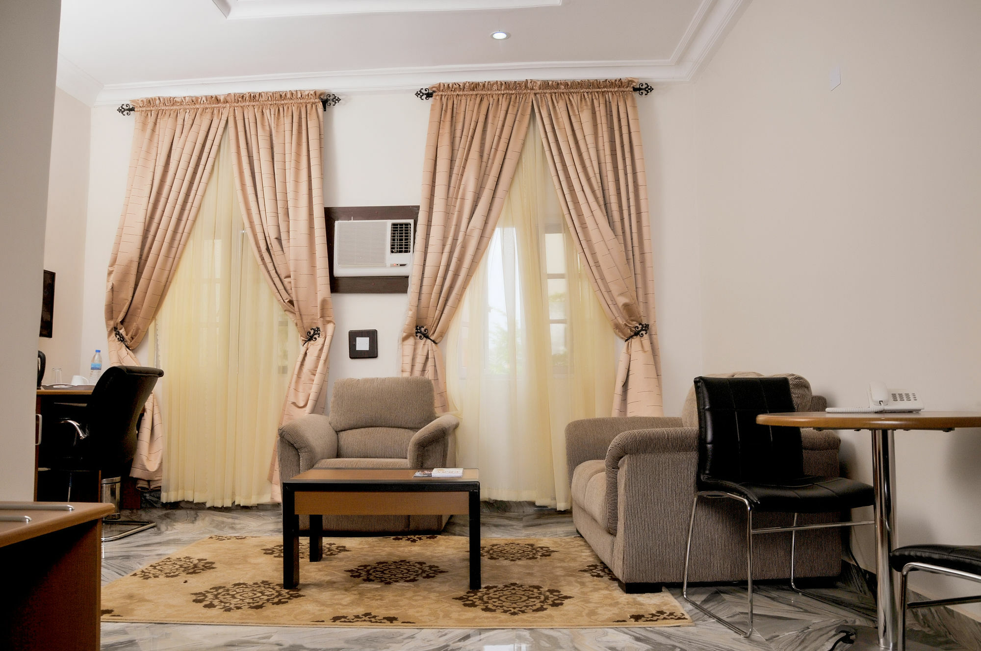 Hotel De Bently Абуджа Экстерьер фото